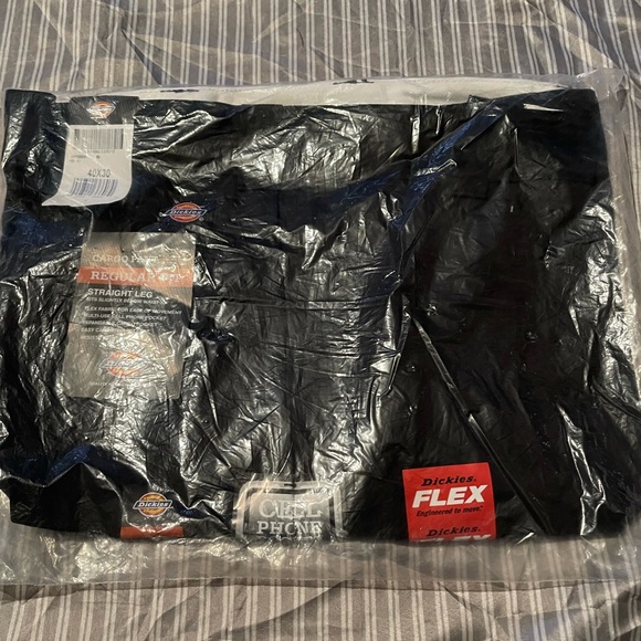 Brand new black Dickies 40x30 cargo work pants - Picture 4 of 4